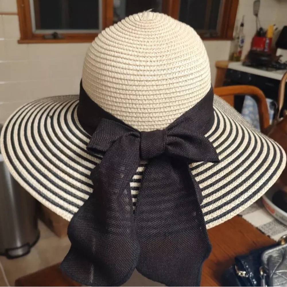 THE HATTER COMPANY  Womens Floppy Wide Brim Beach Hat  Black/Natural  EUC